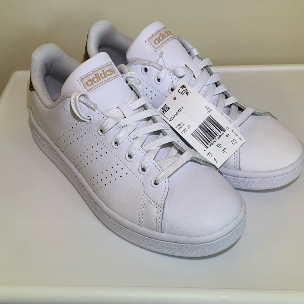 Women’s Adidas Cloudfoam Comfort fashion sneakers. White/Bronze (8) NWT